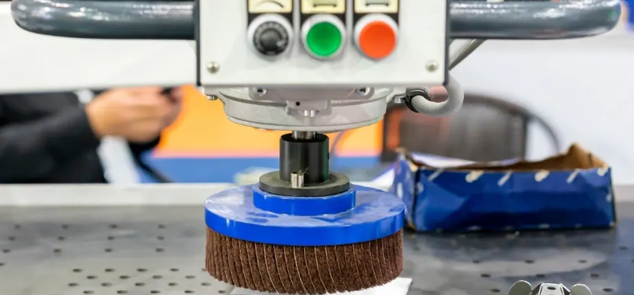Deburring machine with deburring abrasive brush