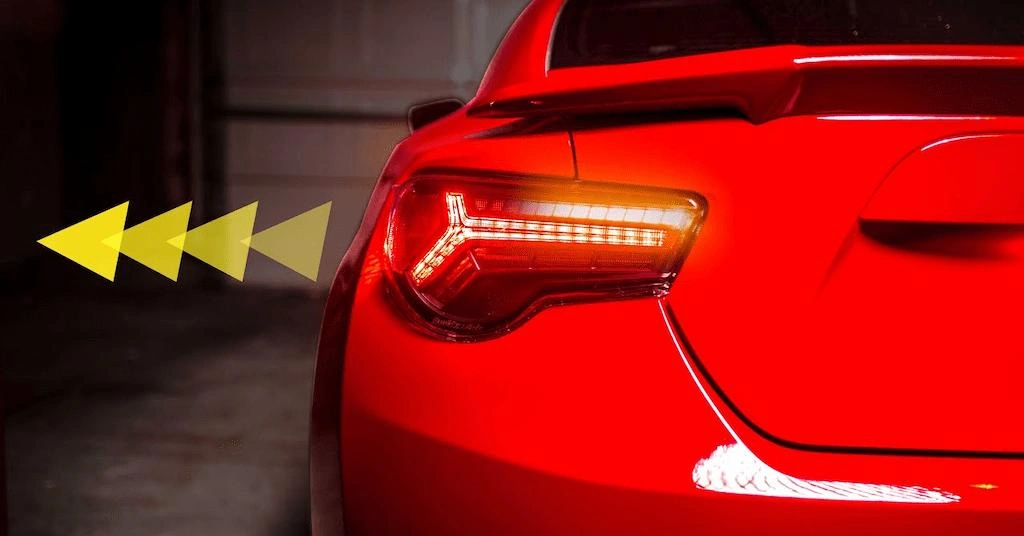 A close up view of a car's rear with taillight lightning in a sequence, also showing the sequence with arrows