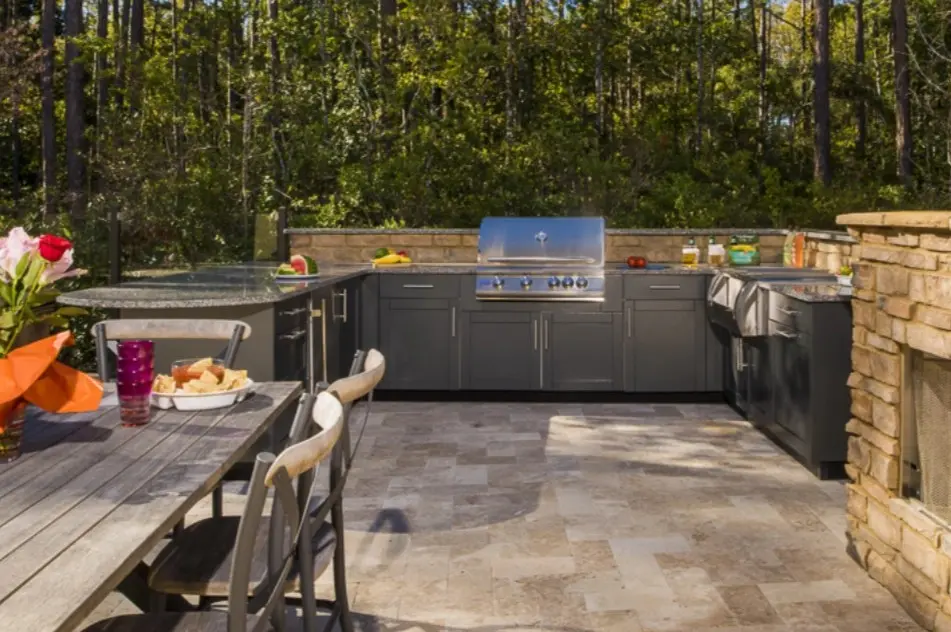 An outdoor kitchen showing different cabinets and their cabinet pulls
