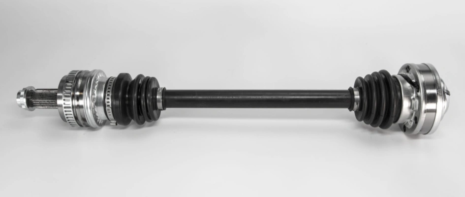 Metal propeller shaft with universal joints